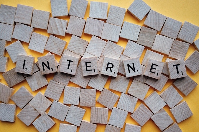 Hilfreiche Links viele Holzbausteine quadratisch angeordnet. In der Mitte sind Bausteine umgedreht, die jeweils einen schwarzen Buchstaben in der Mitte haben und das Wort Internet ergeben. Ähnlich das Bild eines Scrabble-Spieles