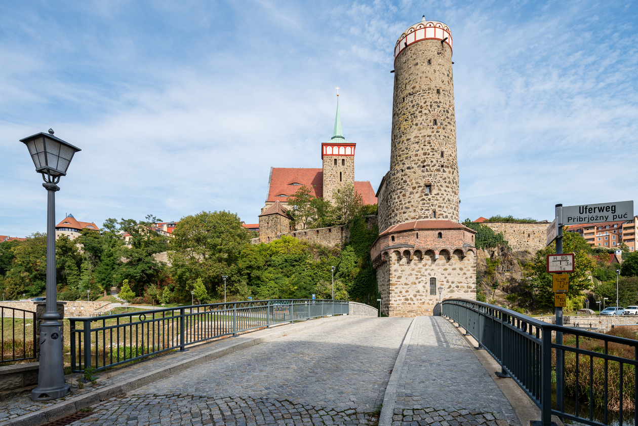 Altstadtensemble mit Turm, im Vordergrund eine Brücke 