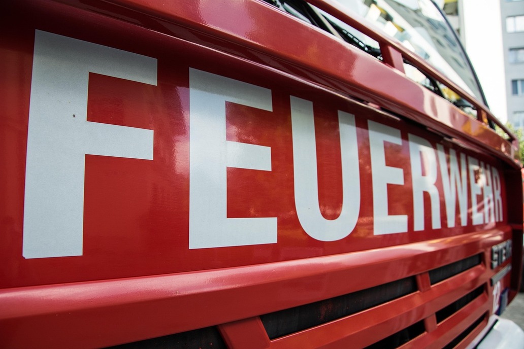 Schriftzug Feuerwehr auf einem Löschfahrzeug