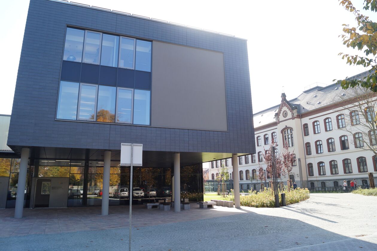Das Foto zeigt ein modernes und ein saniertes Gebäude des Beruflichen Schulzentrums