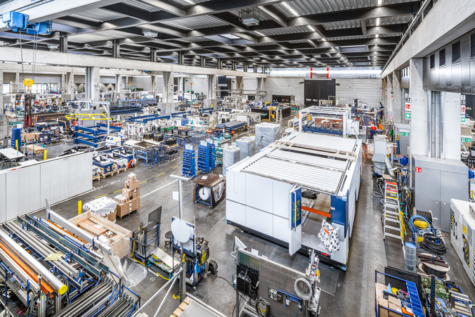 Produktionshalle der Firma Trumpf in Neukirch/Lausitz Eine helle Produktionshalle von oben: viele Maschinen, Geräte und Paletten mit Material