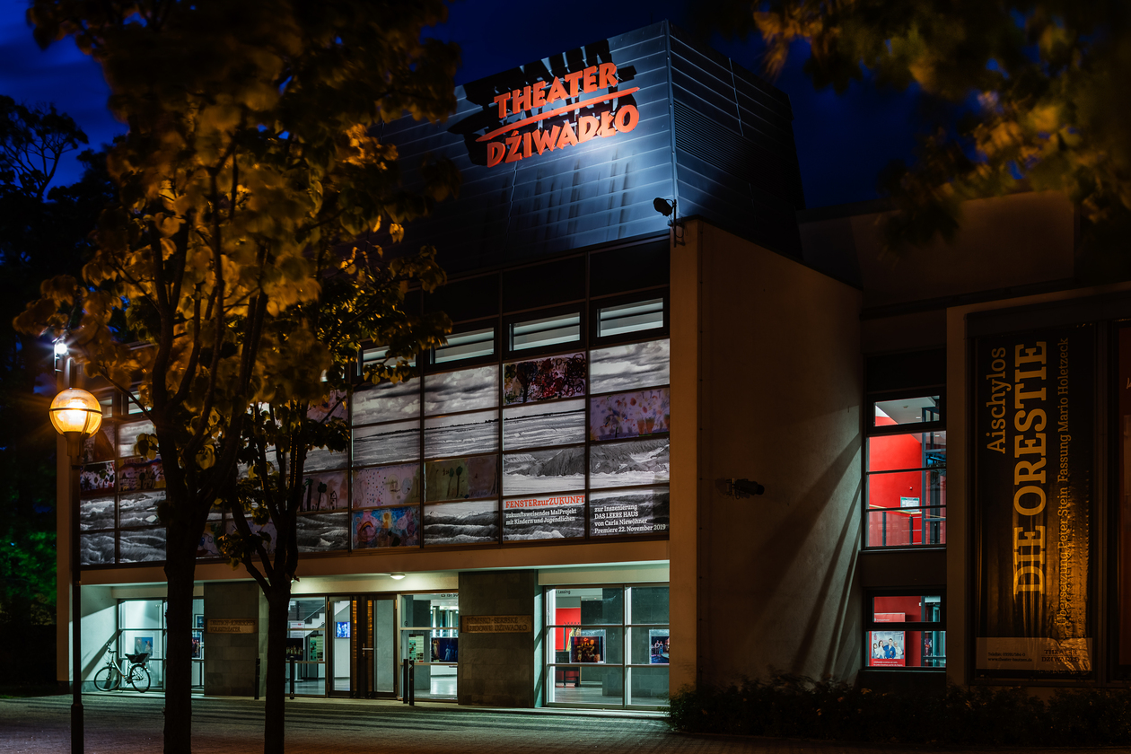Fassade des Bautzener Theaters in nächtlicher Beleuchtung