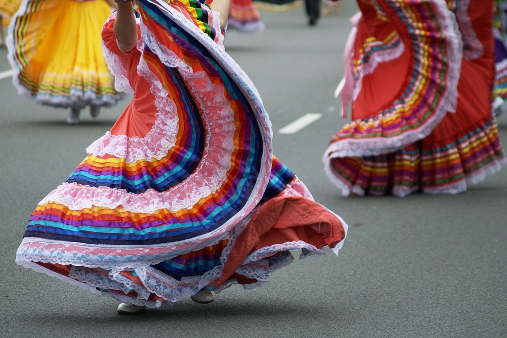 Internationales Folklore-Festival Lausitz Bunte Folklore-Röcke, die im Tanz fliegen