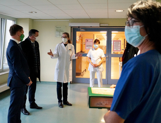 Mit Stollen im Gepäck hat Ministerpräsident Michael Kretschmer heute das Klinikum Bischofswerda besucht und seinen Dank an die Pflegekräfte und das medizinische Personal für ihre unermüdliche Leistung zum Ausdruck gebracht.