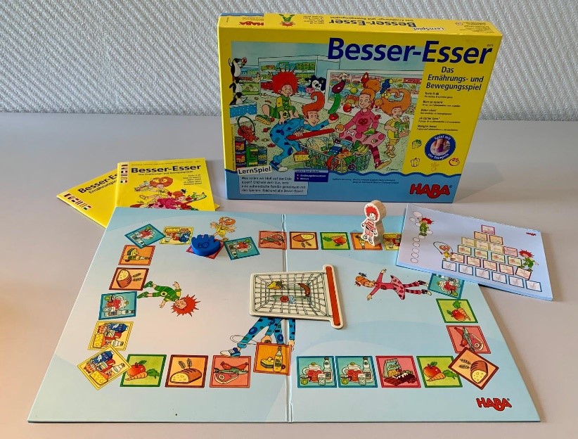 Beim Spiel „Besser-Esser“ ist das Ziel, den Einkaufswagen nach der Ernährungspyramide zu füllen. Bewegungskarten mit Übungen lockern das Spiel auf. Das Spiel fördert Ernährungsbewusstsein und Gedächtnis der Teilnehmer.