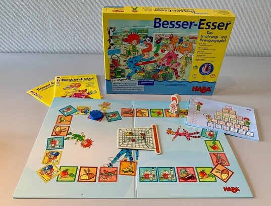 Beim Spiel „Besser-Esser“ ist das Ziel, den Einkaufswagen nach der Ernährungspyramide zu füllen. Bewegungskarten mit Übungen lockern das Spiel auf. Das Spiel fördert Ernährungsbewusstsein und Gedächtnis der Teilnehmer.