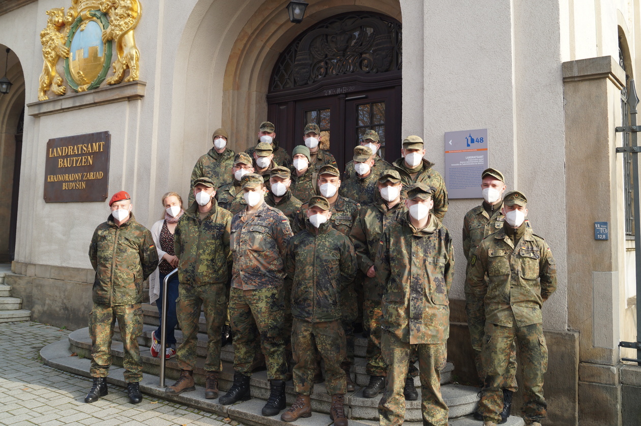 Auf dem Bild sind die Bundeswehrsoldaten zu sehen, die nun das Gesundheitsamt unterstützen.