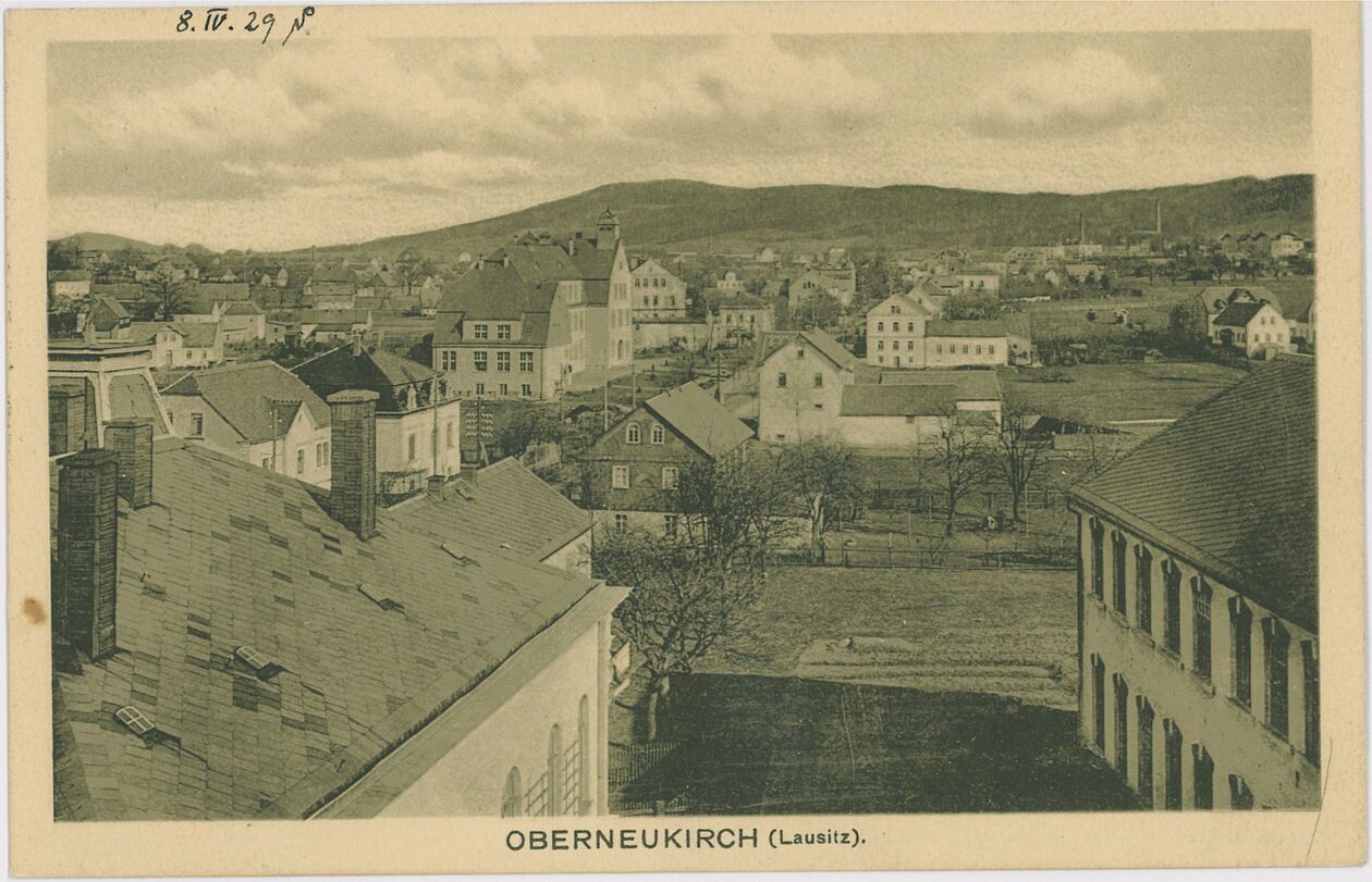 Historische Postkarte mit Ortsansicht von Neukirch/Lausitz, Blick über die Lessingschule auf den Dahrnerberg, 1914