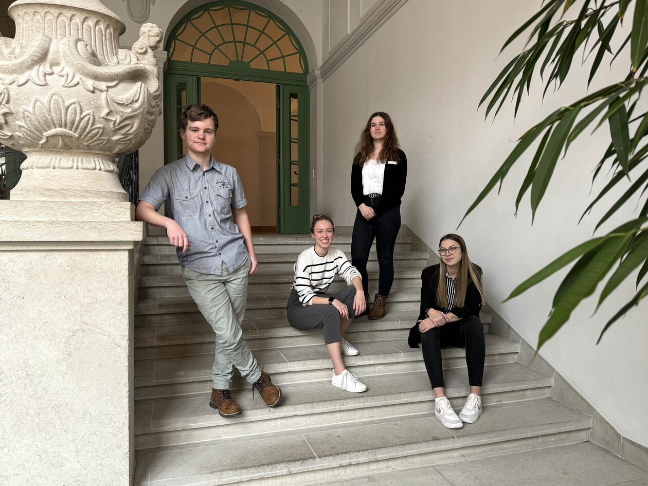 Gruppe 4 junger Menschen, Auszubildende im Landratsamt Bautzen