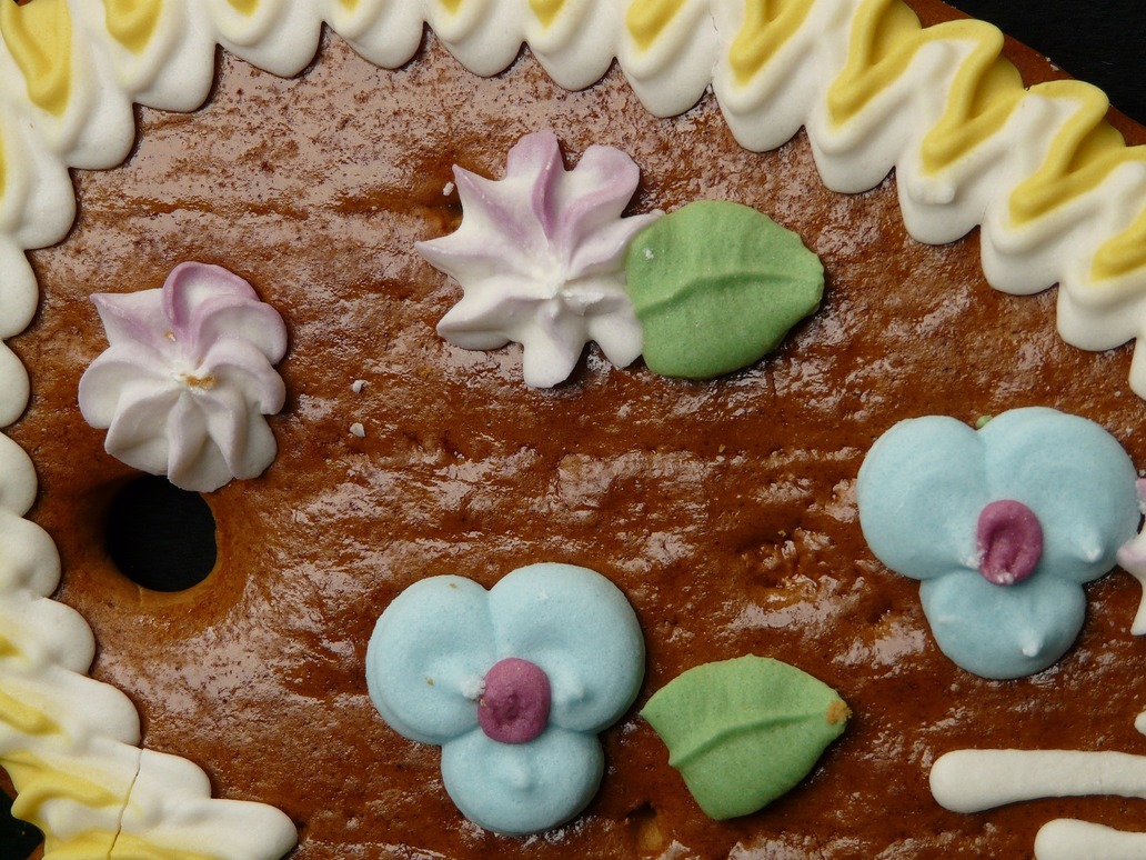 Detail eines Pfefferkuchenherzes mit Verzierungen aus Zuckerguss