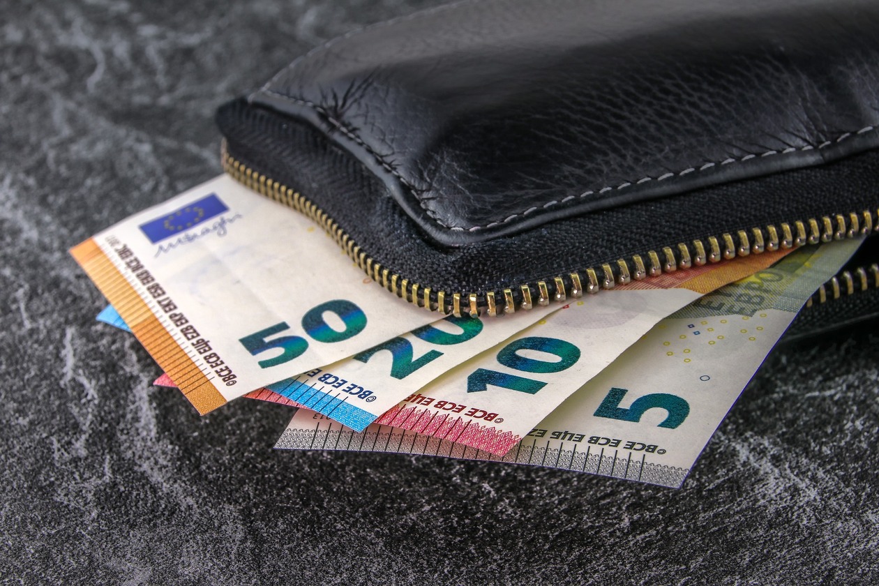 Geldscheine schauen aus einer Geldbörse heraus