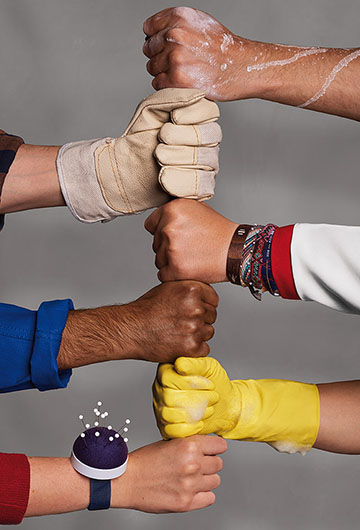 Das Bild zeigt 6 übereinandergestellte Fäuste mit verschiedenen Arbeitsutensilien (zum Beispiel Nadelkissen am Arm, Hand im Handschuh aus Gummi, Hand im Handschuh aus Leder, eine mit Farbresten, eine mit gekrempeltem Jackenärmel)
