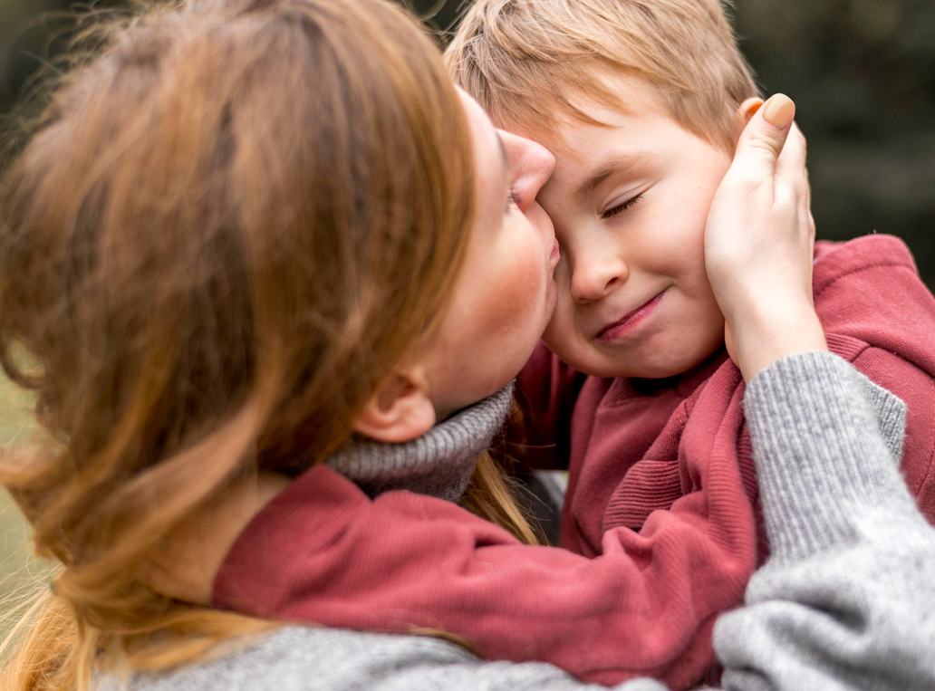 Mutter tröstet Kind Mutter tröstet Kind