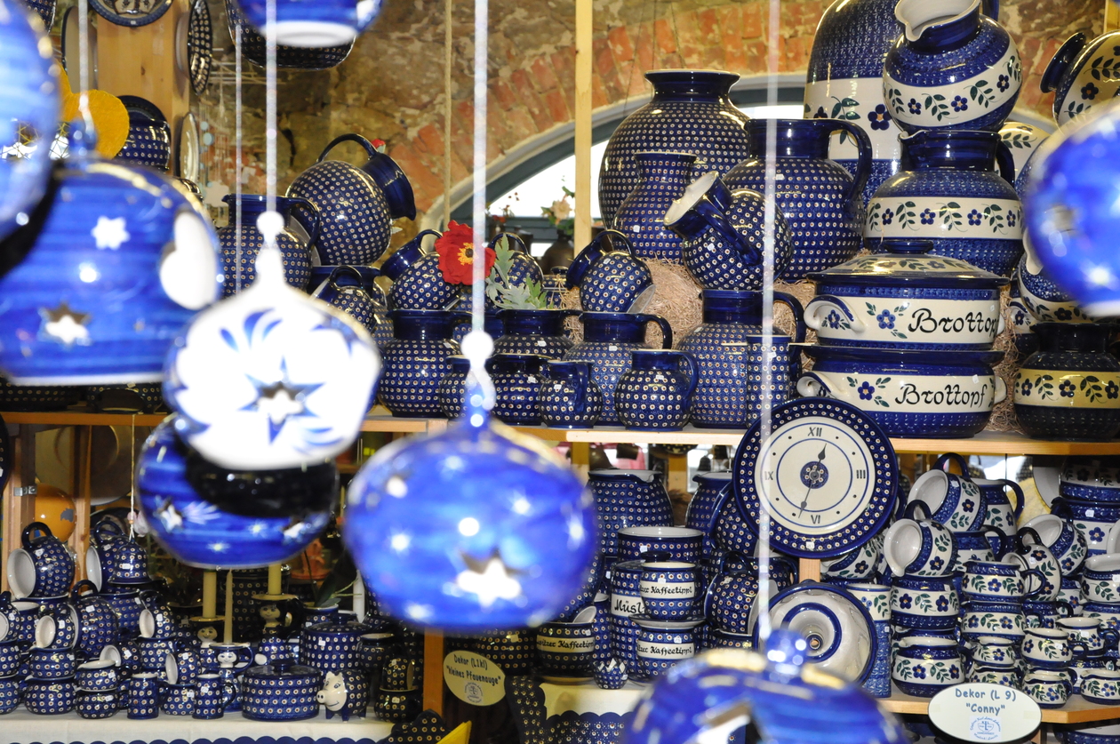 EinTöpfestand mit blau-weißer Keramik