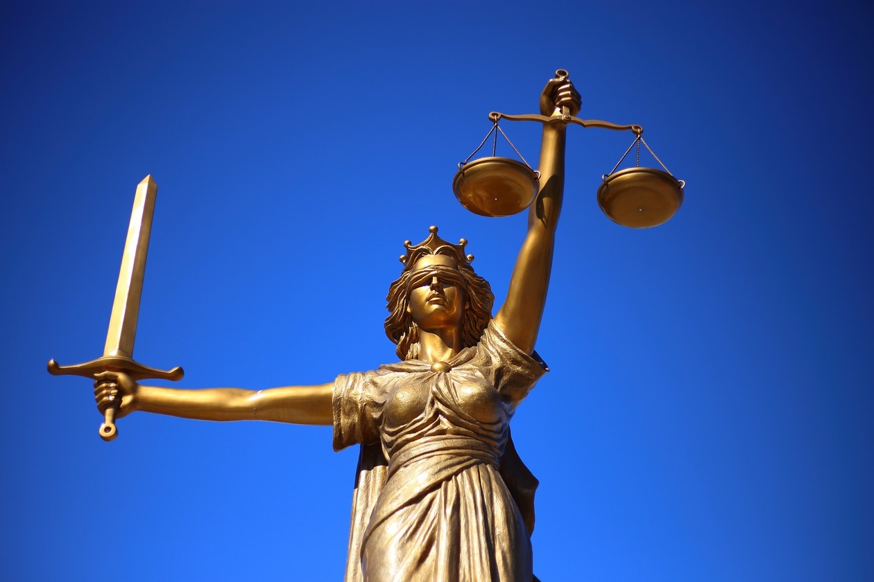 Statue von Justitia mit Augenbinde und Schwert