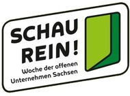 Die Abbildung zeigt das Logo der Woche der offenen Untenehmen: Den Schriftzug "Schau rein" und eine grüne, offene Tür.