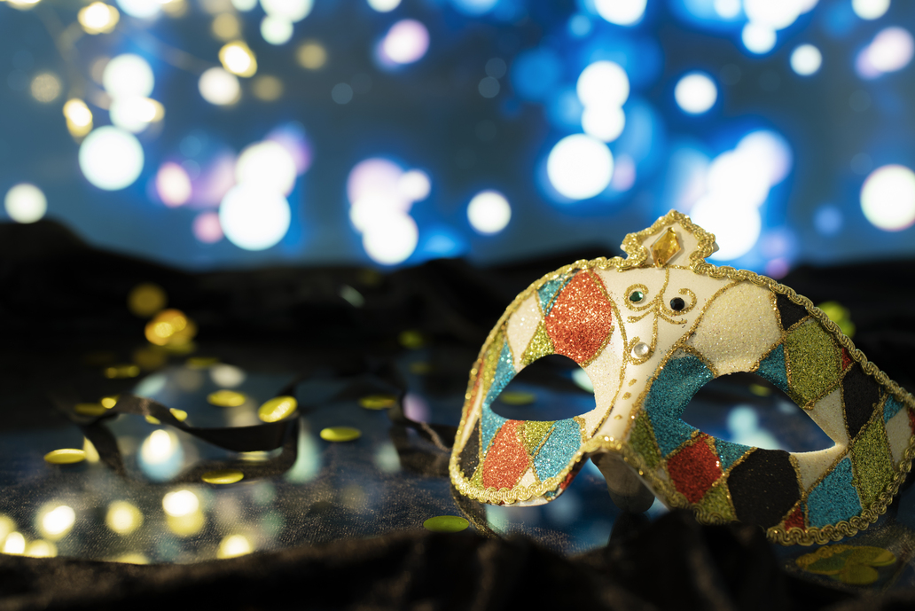 Symbolbild: eine bunte Theater-Maske