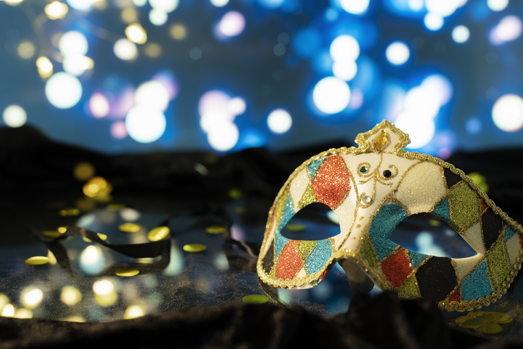 Symbolbild: eine bunte Theater-Maske
