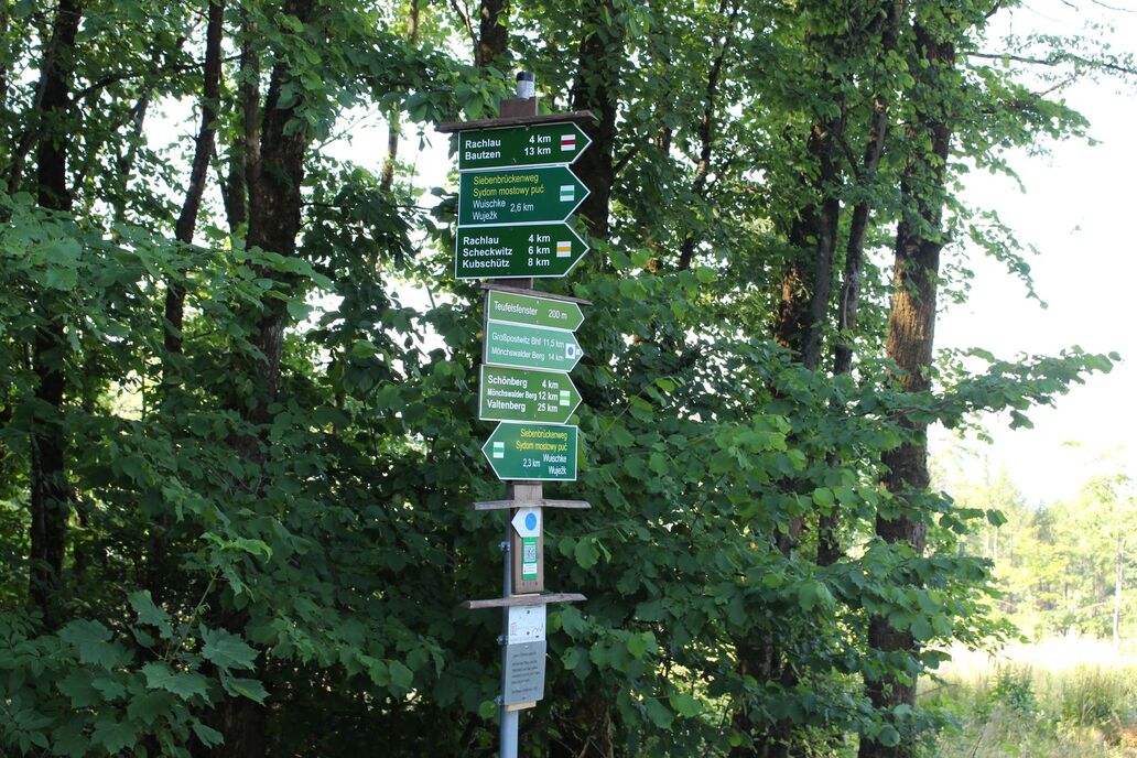Wegweiser am Czorneboh Wanderwegweiser am Czorneboh