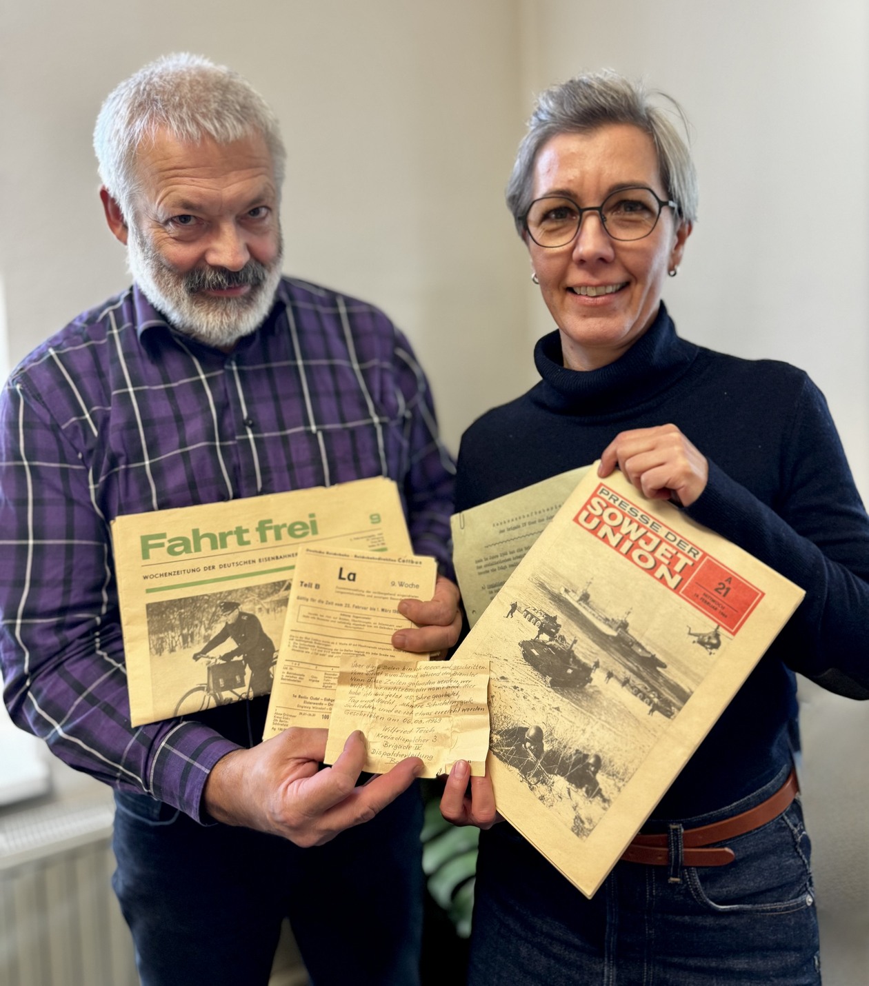 Zwei Personen zeigen die Zeitkapsel 