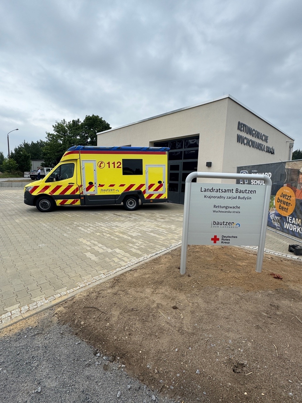 Gebäude der Rettungswache, davor ein Rettungswagen