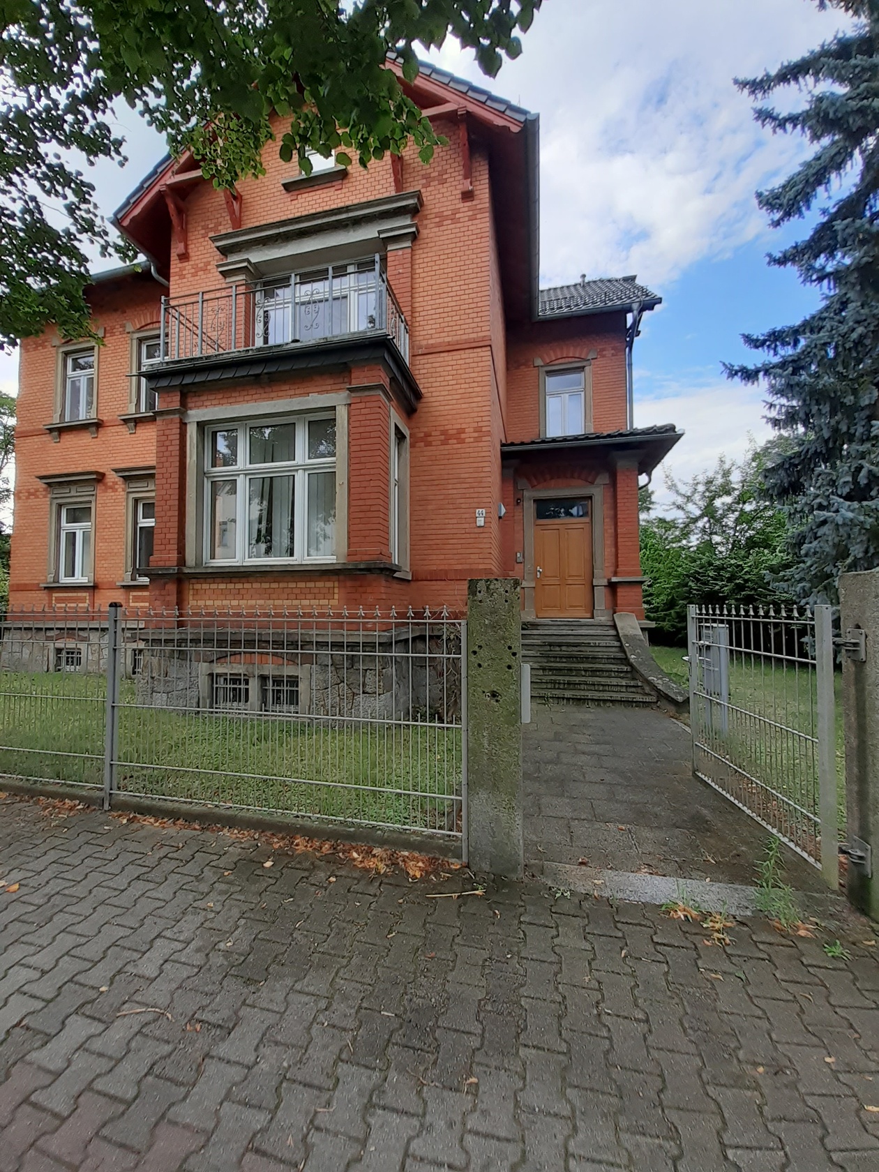 Frontansicht eines roten Backsteingebäudes 
