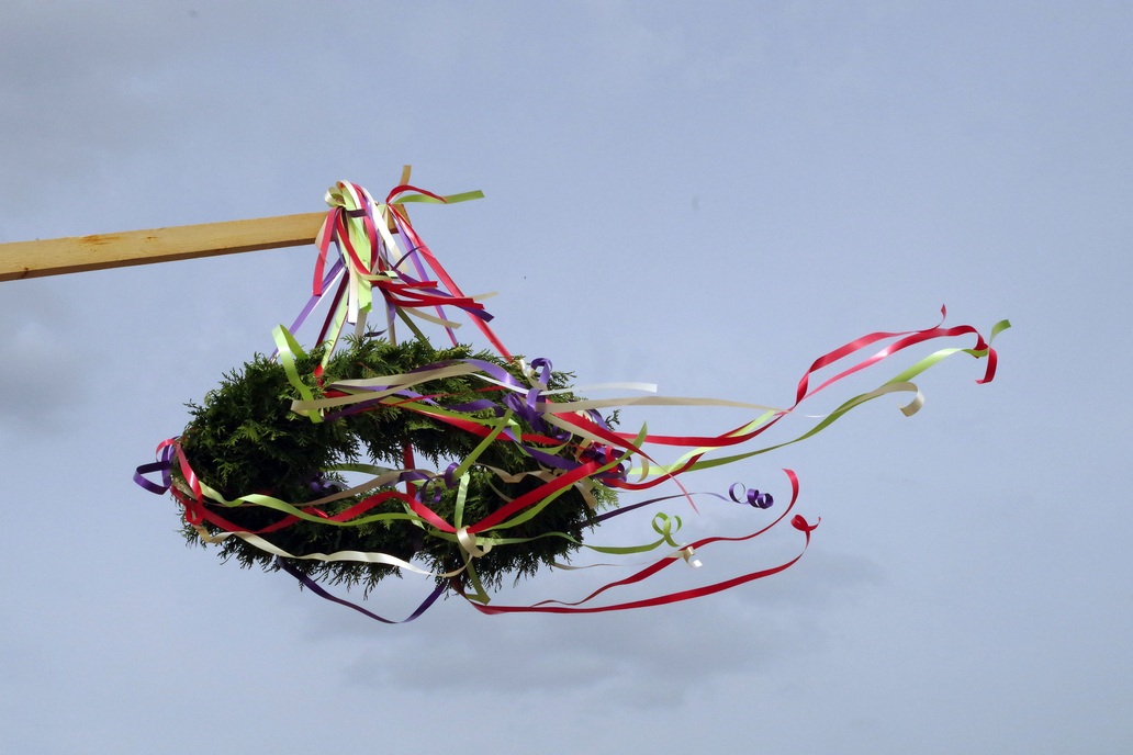 ein Richtkranz mit bunten Bändern