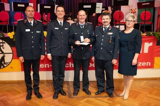 Gruppe mit Menschen, 4 Männer in Uniform und die Beigeordnete des Landkreis Bautzen Frau Dr. Romy Reinisch