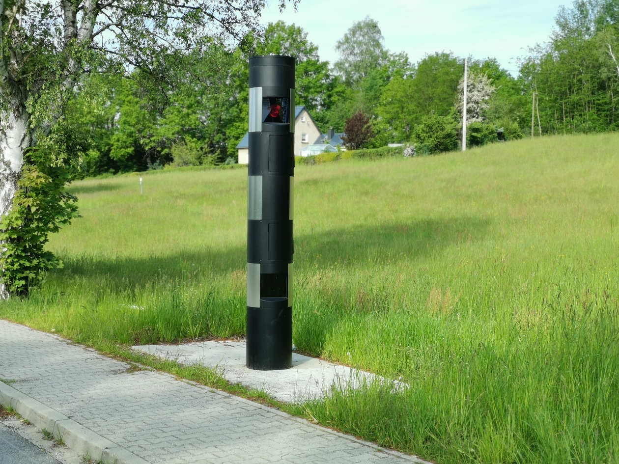 Stationärer Blitzer im Form einer schwarzen Säule