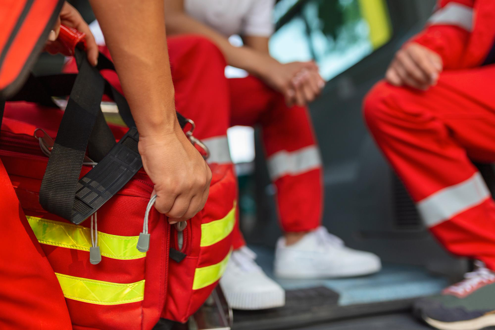 Detailaufnahme: Rettungskräfte sitzen in der Runde