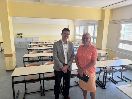 ein Mann und eine Frau in einem Klassenzimmer