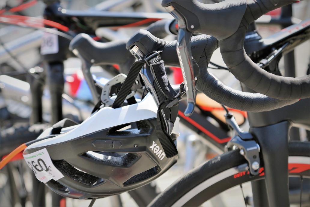 Knappenman. Der schnelle Triathlon im Lausitzer Seenland. Detailaufnahme eines Rennrades. Am Lenker hängt ein Helm.