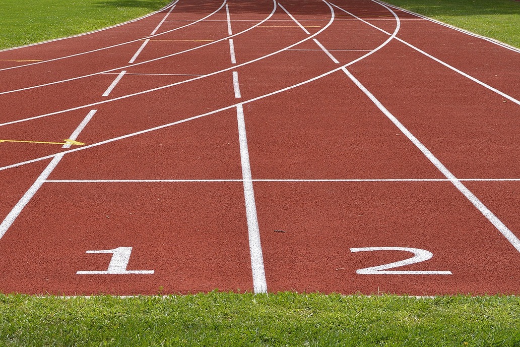 Sportstätten des Landkreises jetzt per Online-Formular mieten Tartanbahn eines Sportplatzes