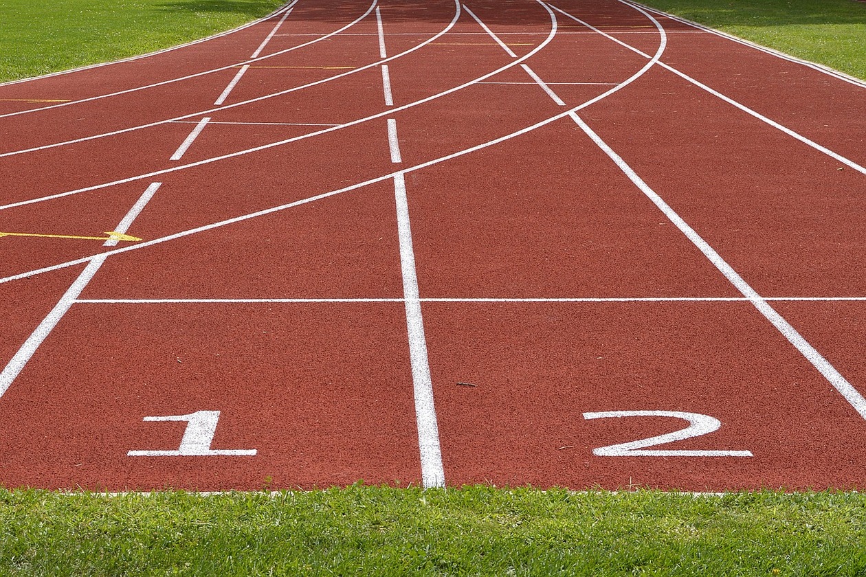 Tartanbahn eines Sportplatzes 