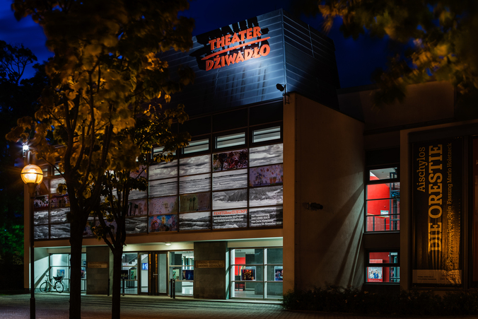 Fassade des Bautzener Theaters in nächtlicher Beleuchtung