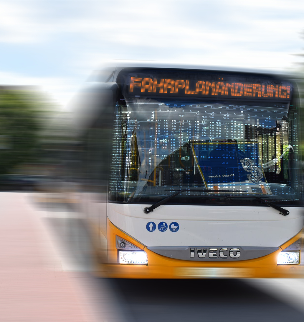 Einschränkung im Bautzener Stadtverkehr vom 10.09.2025 bis 19.09.2025 Bus in Fahrt, an der Frontscheibe die Aufschrift Fahrplanänderung