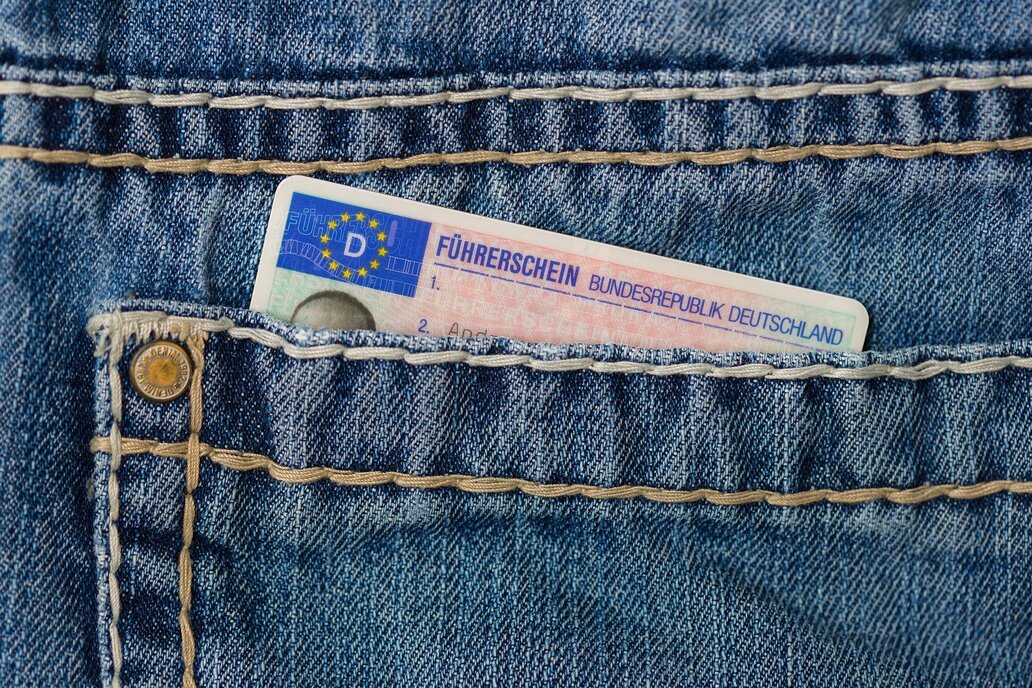 Führerschein schon umgetauscht? Ein Kartenführerschein schaut aus der Hosentasche einer Jeans heraus