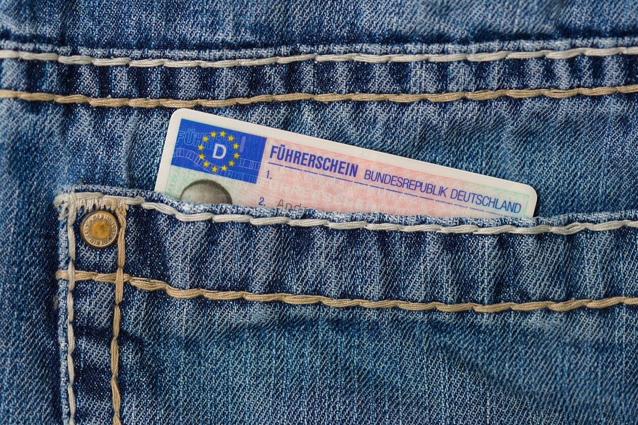 ein Karten-Führerschein in der Hosentasche einer Jeans