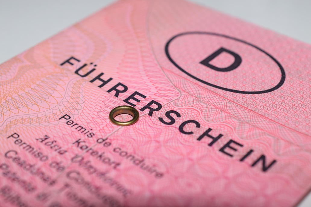 Prüfen Sie, ob Sie Ihren Führerschein umtauschen müssen. Das Deckblatt eines alten Papier-Führerscheines