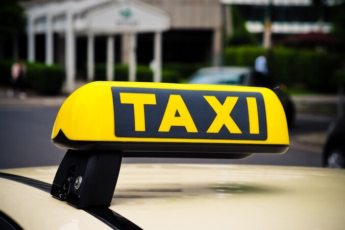 Taxi und Mietwagenangebote im Landkreis Bautzen Das Dach eines Autos mit der Taxi-Beleuchtung
