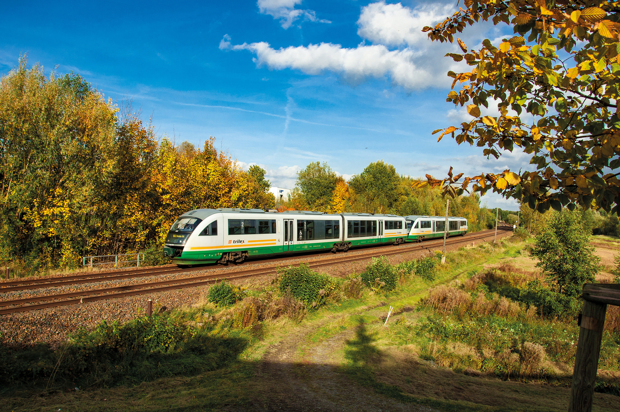 Ein Triebwagen fährt durch eine Landschaft