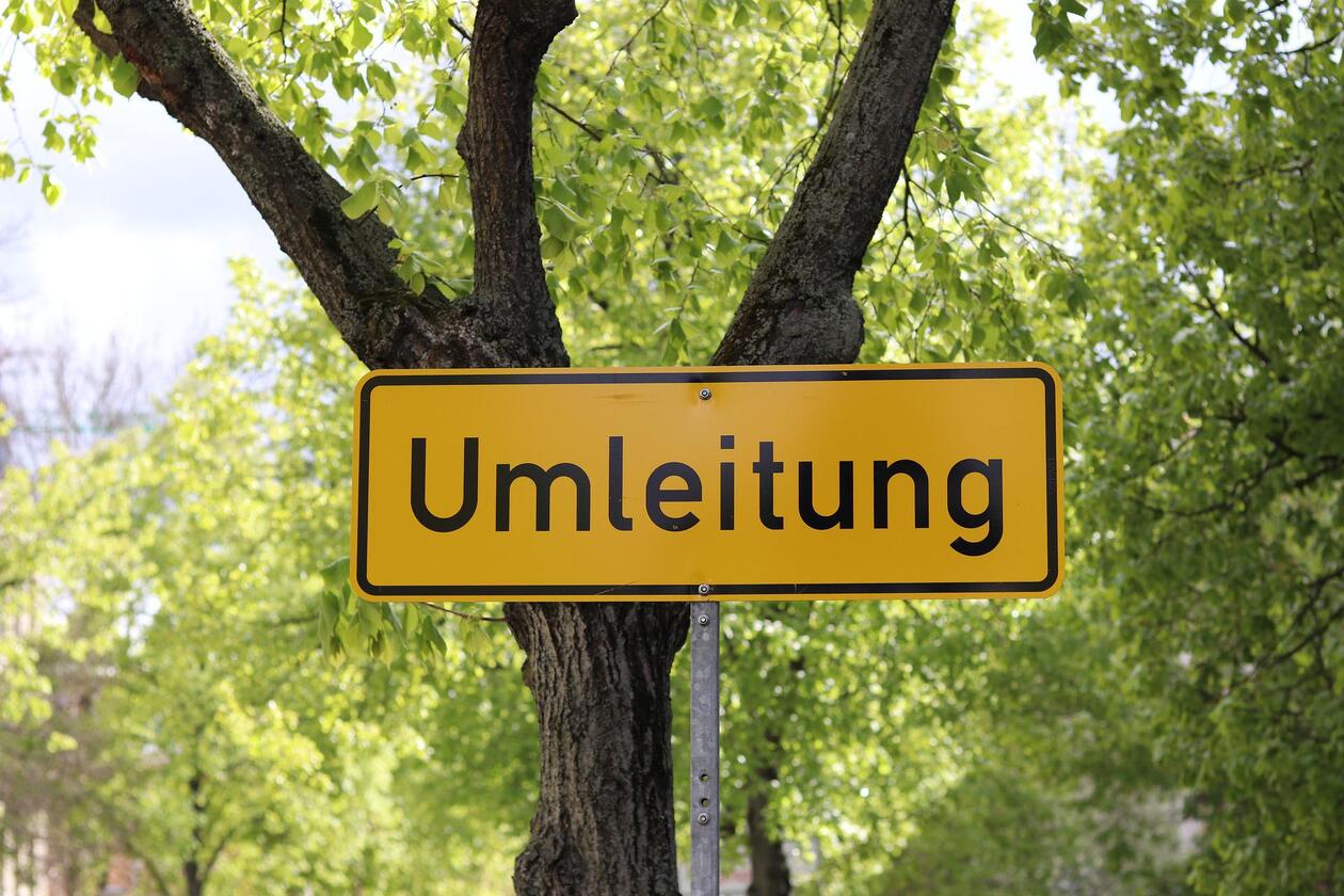 Ein Umleitungsschild vor einem Baum