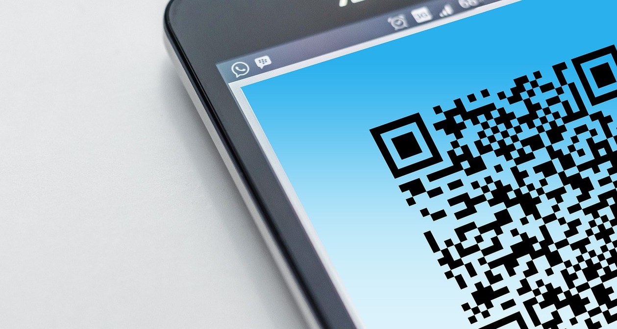 Ausschnitt eines Smartphones mit QR-Code