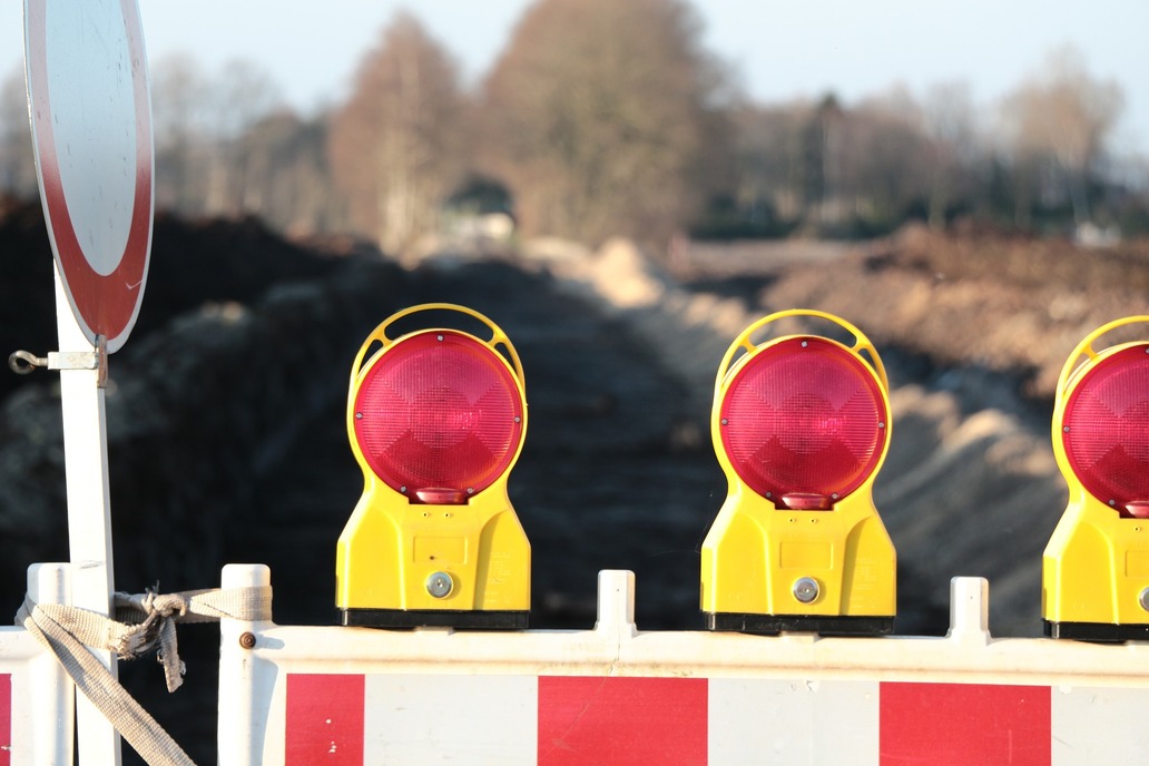 Vollsperrung der Elster-Brücke auf der Bischofswerdaer Straße in Kamenz-Wiesa eine Absperrbarke an einer Baustelle