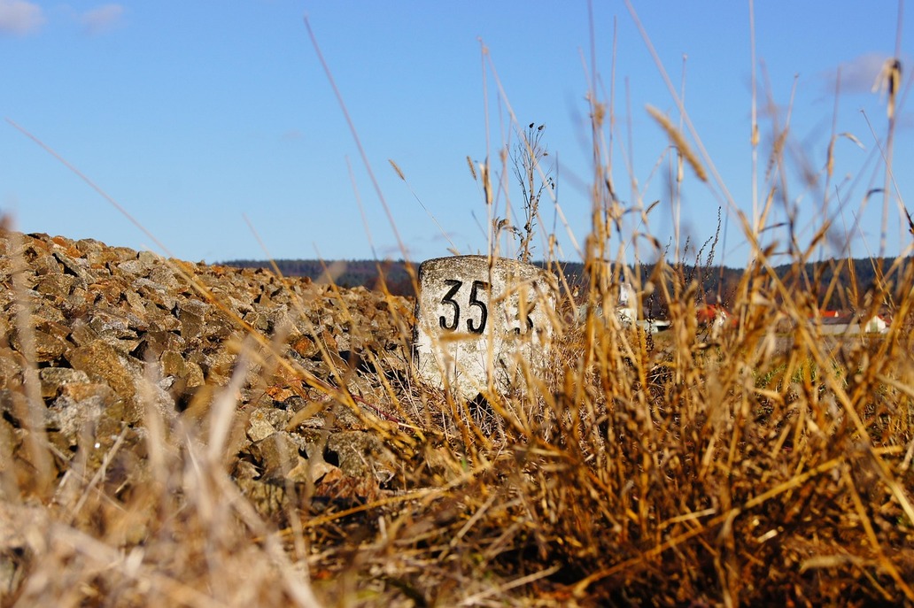 ein Grenzstein auf einem Feld