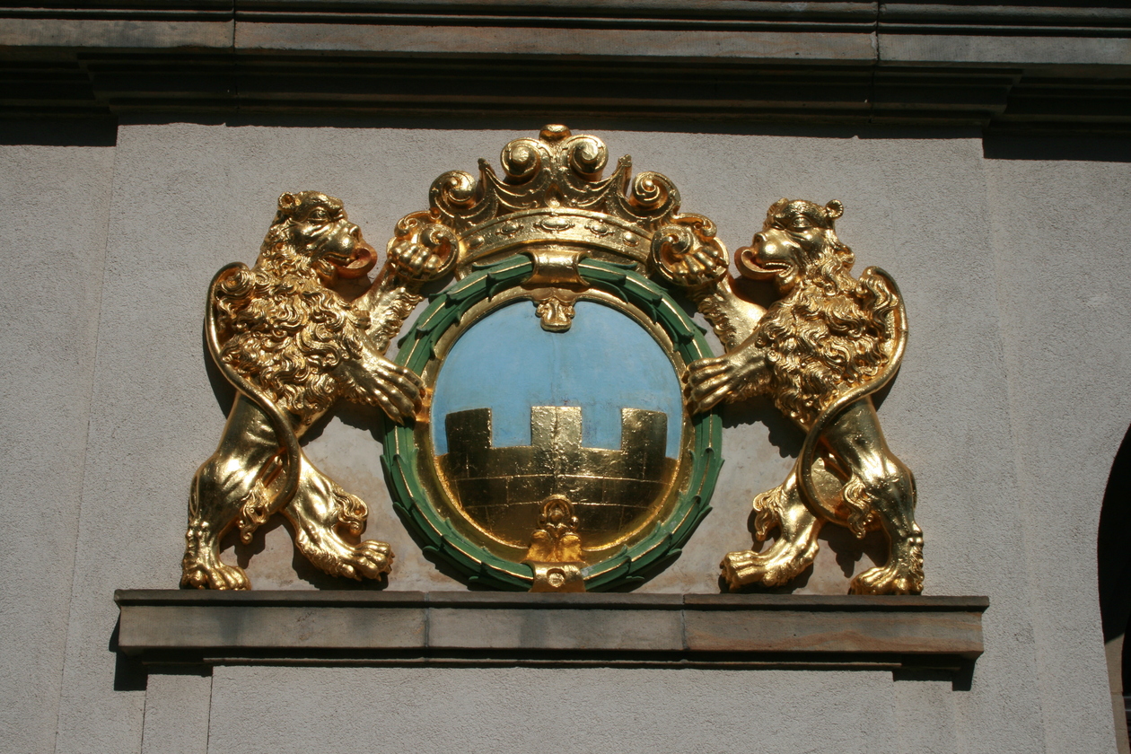 Die Abbildung zeigt das Wappen des Landkreises Bautzen am Gebäude des Landratsamtes in der Bautzener Bahnhofstraße 