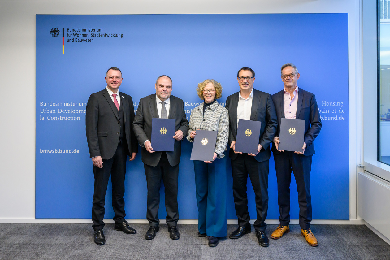 Unterzeichner der Vereinbarung plus Landrat Udo Witschas