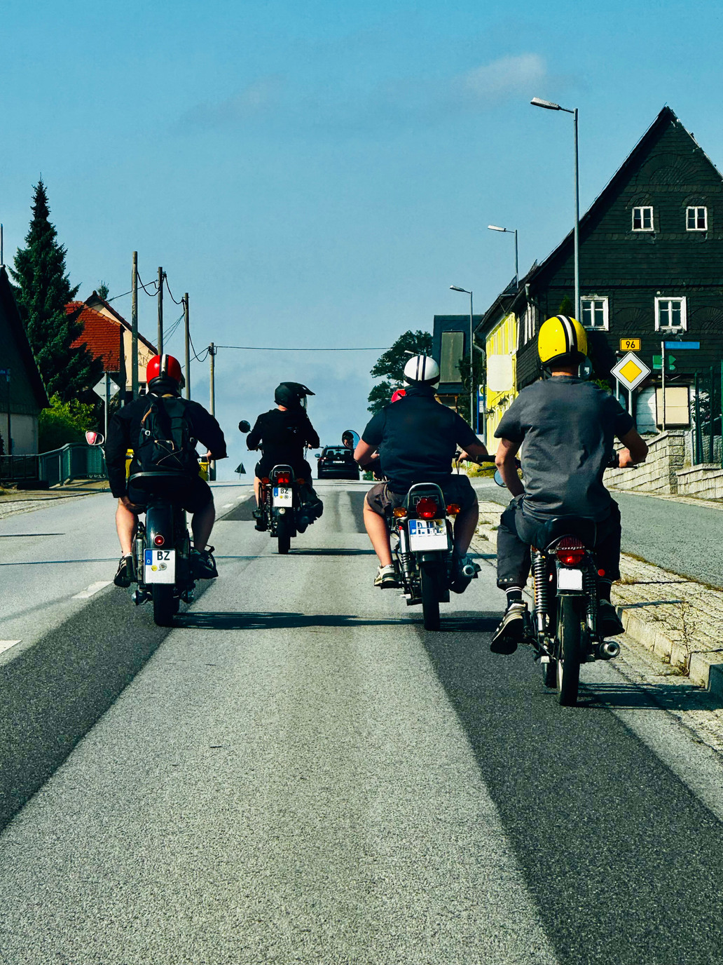Simson-Fahrer auf einer Straße