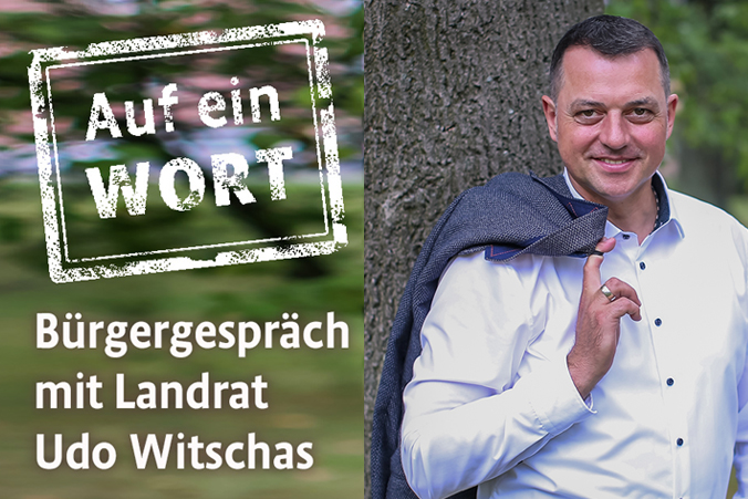 Ein Mann vor einem Baum trägt ein Jackett über der Schulter. Daneben die Wort-Marke "Auf ein Wort. Bürgergespräch mit Landrat Udo Witschas".