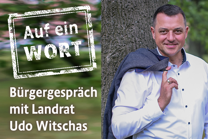 Landrat Udo Witschas vor einem Baum